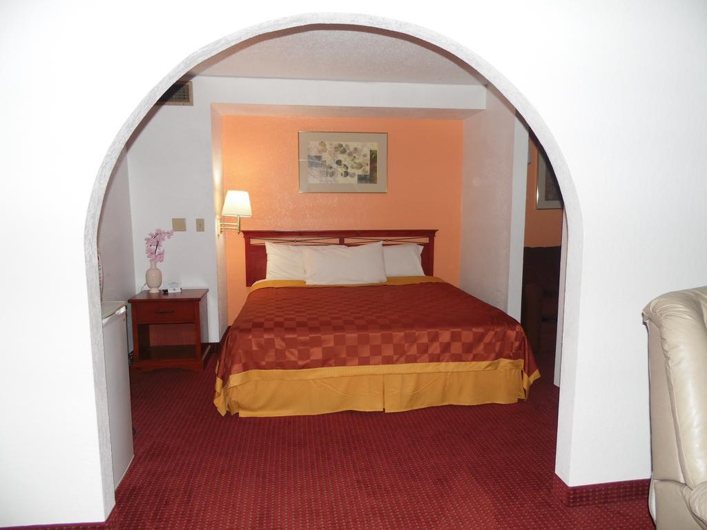 American Inn & Suites Boone Pokoj fotografie